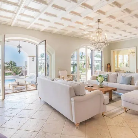 Villa Andalusian Style With Private Pool & Jacuzzi *